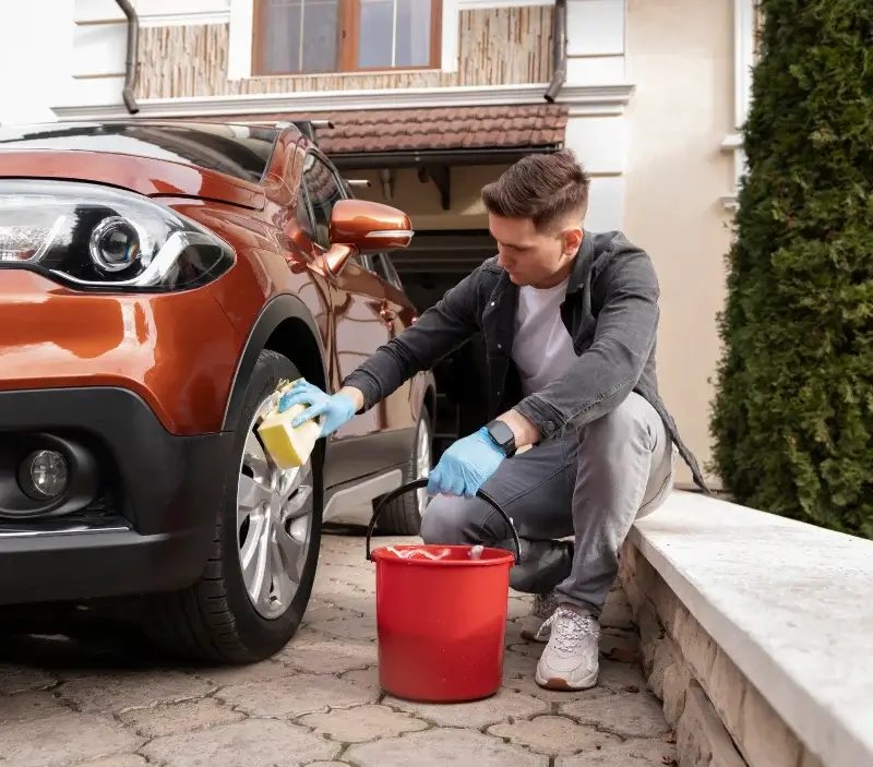 Lavage auto à domicile Entraigues-sur-la-Sorgue : professionnel intervenant sur un véhicule